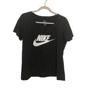 The Nike tee boys size M